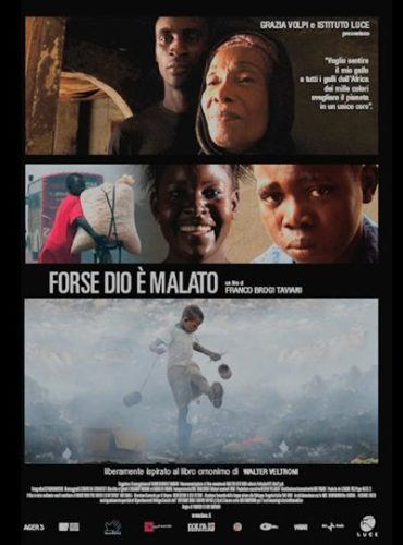 Portada de la pelicula quizas dios este enfermo. La portada esta divida en tres filas, en la primera se puede ver a dos personas de color mirando a traves del marco de una puerta, en la segunda fila tenemos tres personas de color una de ellas cargando una saco sobre una bicicleta, una mujer en el centro de la portada sonriendo y al lado un niño llorando, en la ultima fila se e a un niño dandole una patada a una lata de conserva vacia en medio de un vertedero.